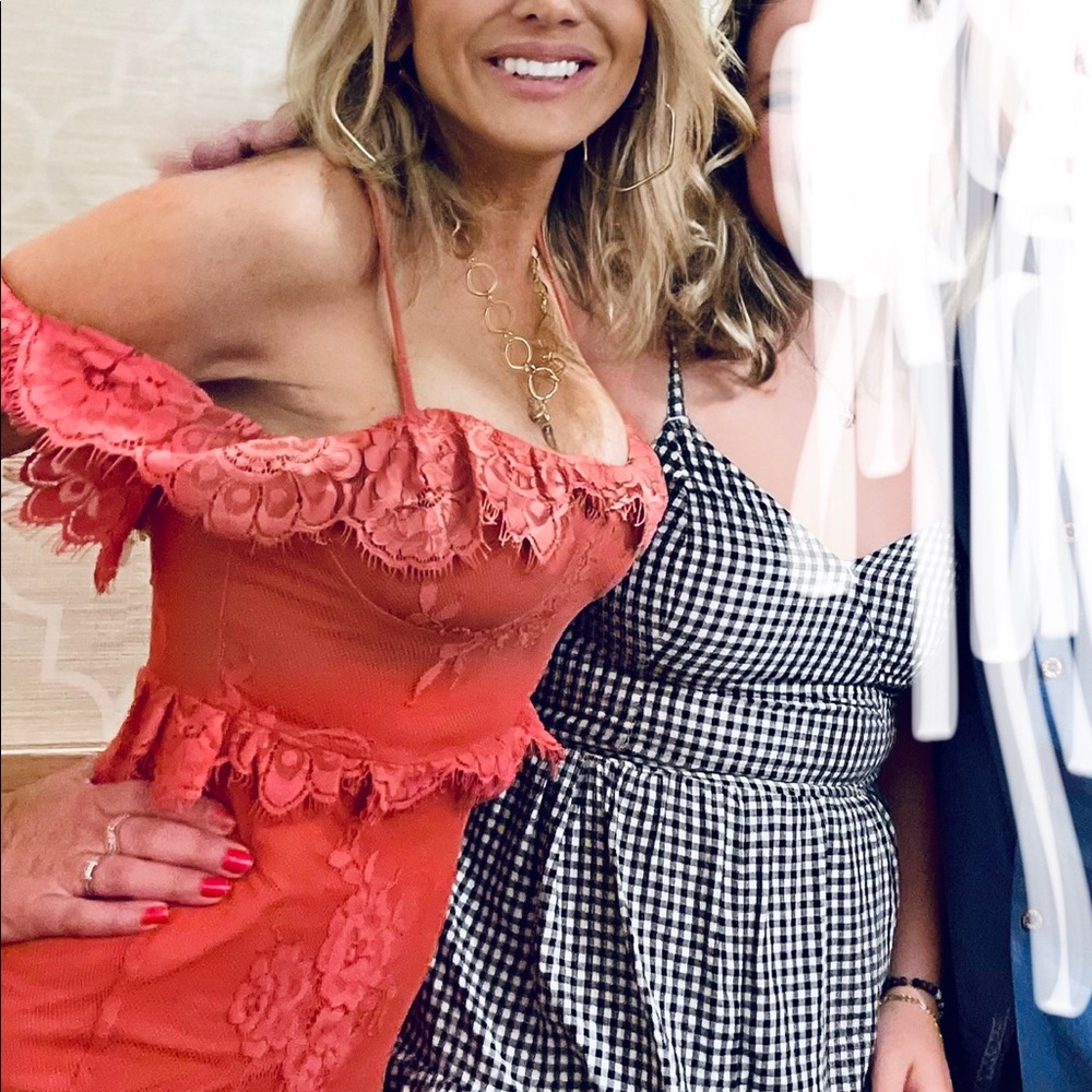 🌺Lovers+Friends Breathless Midi Dress Coral
REVOLVE  HEAD-TURNER for sure!💥